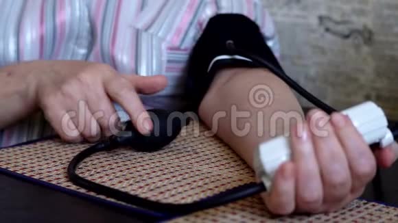 一个女人在家里自我测量血压视频的预览图
