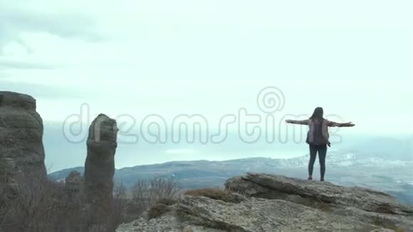 山顶上的游客穿雨衣的女孩放松视频的预览图