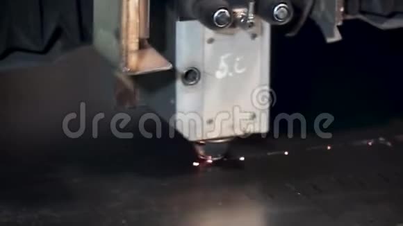 工业激光切割机剪辑钢板分切切割剥离机视频的预览图
