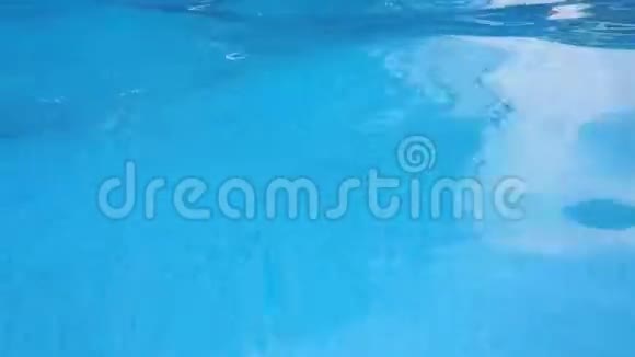 蓝色清澈水面视频的预览图