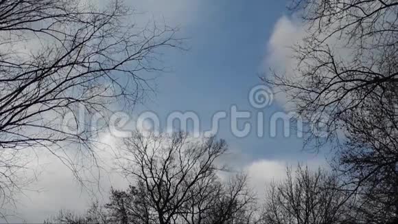 白云穿过明亮的蓝天视频的预览图