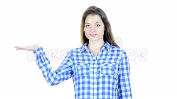 女人展示产品白色背景年轻视频的预览图