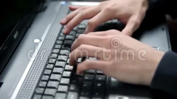 年轻的少年在电脑键盘上打字视频的预览图