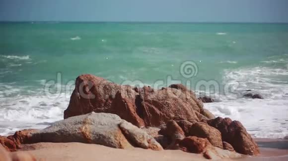 巨大的波浪撞击在石滩上海浪在卵石石滩上翻滚1920x1080视频的预览图