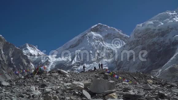 珠穆朗玛峰附近的游客视频的预览图