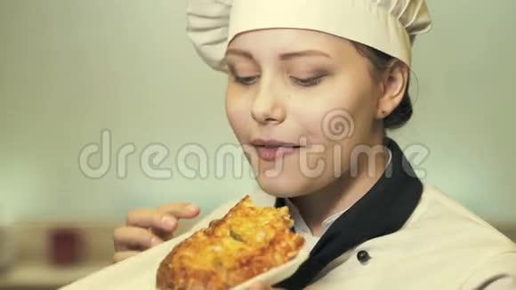 少女厨娘慢吞吞地吃蛋糕视频的预览图