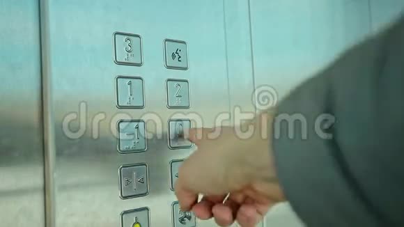 人手按钮零内电梯视频的预览图