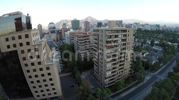 智利圣地亚哥的日出和鸟瞰图视频的预览图