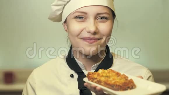 少女厨娘慢吞吞地吃蛋糕视频的预览图