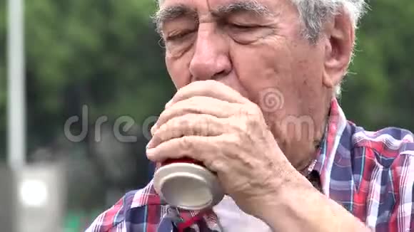 酗酒的老人喝啤酒视频的预览图