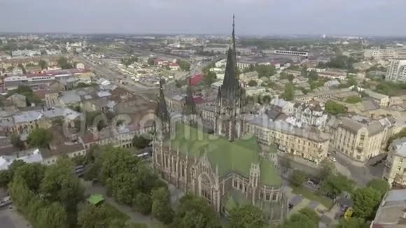 乌克兰利沃夫圣伊丽莎白教堂的鸟瞰图视频的预览图