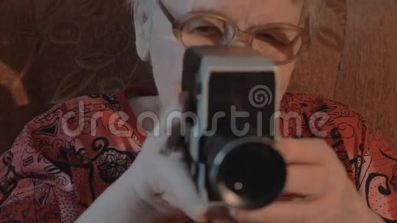 高级妇女拍摄复古摄像机视频的预览图