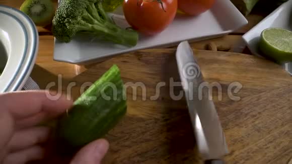 健康食品健康的蔬菜和水果搭配豆类在木制背景上视频的预览图