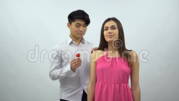 亚裔男子向白人女孩赠送情人节贺卡视频的预览图