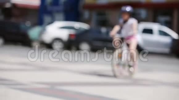 夏天的阳光日快乐的小女孩在城市公园骑自行车视频的预览图