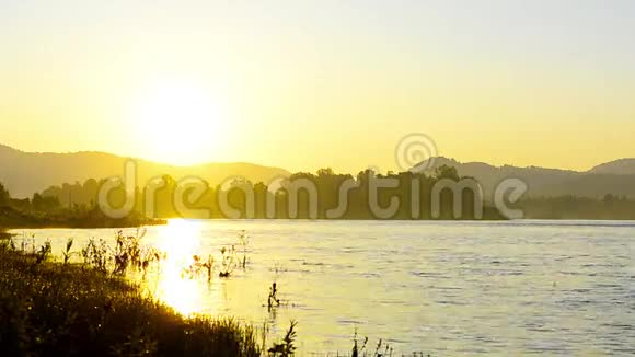 晨雾和晨露的美丽河流景观视频的预览图