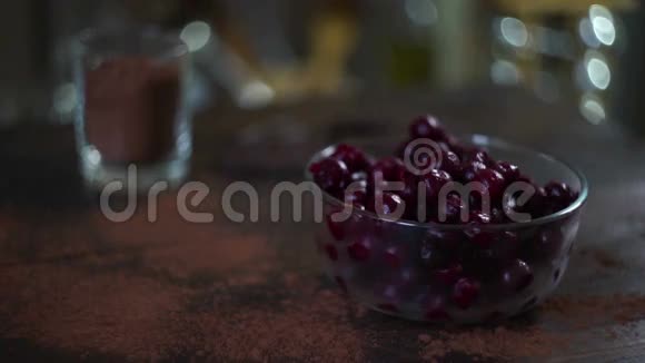 烘焙布朗尼蛋糕的配料樱桃在玻璃碗里玻璃中的可可粉视频的预览图