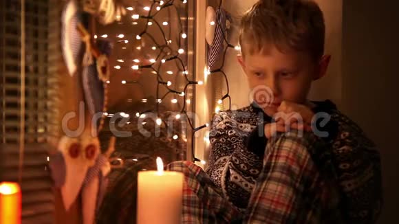 圣诞结束小男孩坐在窗台上视频的预览图