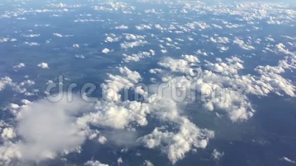 天空云的背景高空飞行在云层中在天空中蓝天上的空中飞行天堂般的天景视频的预览图