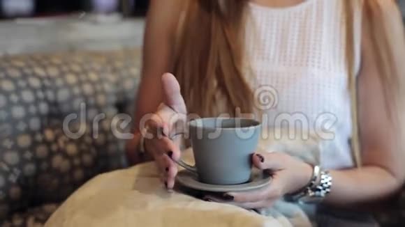 女性手拿着一杯咖啡视频的预览图