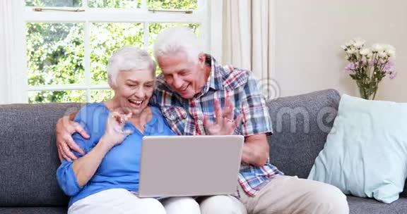 年长夫妇在做视频聊天视频的预览图