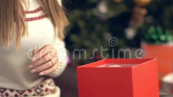 美丽的微笑女孩打开圣诞礼物视频的预览图