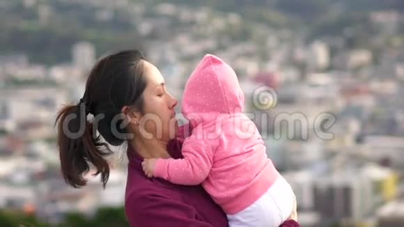 亚洲母亲和婴儿在山上的缓慢运动视频的预览图