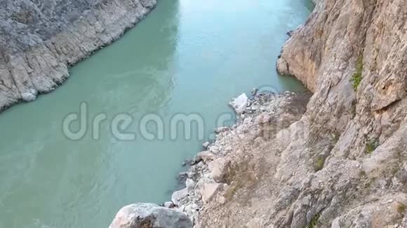 幼发拉底河流经土耳其埃尔津坎的凯末利耶或埃金的黑暗峡谷视频的预览图