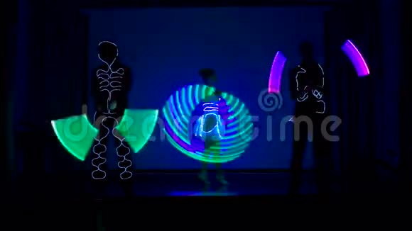 两个男人和一个女人表演灯光秀视频的预览图