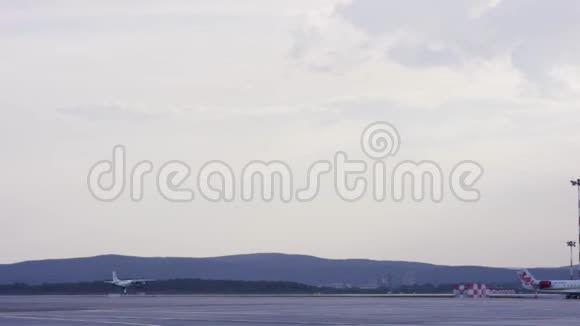机场飞机在起飞景观乘客乘坐飞机在美丽的夕阳下降落到机场跑道白色视频的预览图