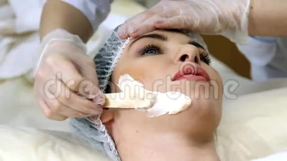 美容诊所接受肉毒杆菌治疗的妇女视频的预览图