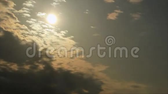 阳光明媚的天空上飘浮着的云彩视频的预览图