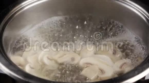 用金属平底锅煮蘑菇水慢动作视频的预览图