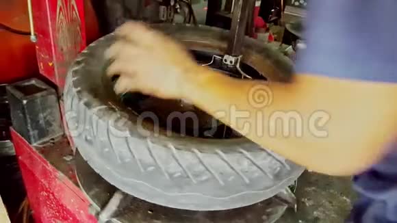 在维修车间里把轮胎放到平衡机上视频的预览图