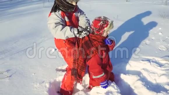 两个有趣的孩子一起玩雪视频的预览图
