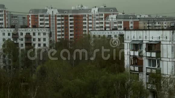 风天的公寓楼景观视频的预览图