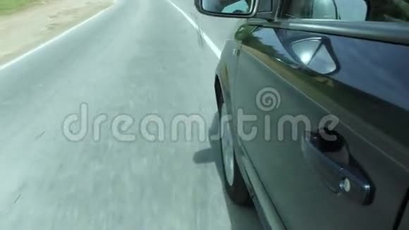 驾驶汽车行驶在森林道路上从外面4k视频的预览图
