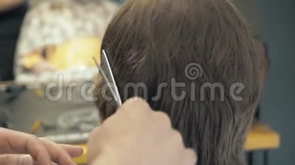 理发师在庙里理发在沙龙里给客户剪带剪发时坐在美发椅上视频的预览图