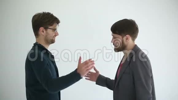两人握手拥抱慢动作视频的预览图