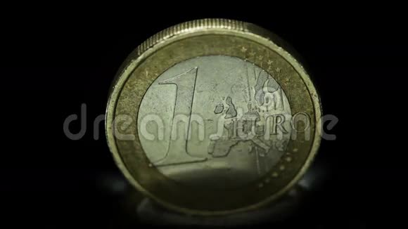 欧元硬币在上升的水中视频的预览图