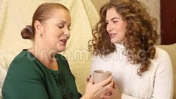 母女俩聊着喝杯茶视频的预览图