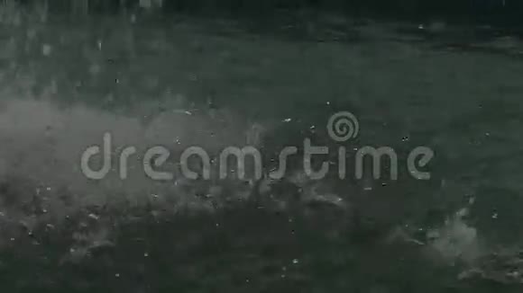 掉下来的水靠近了视频的预览图