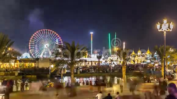 主要广场和湖泊在全球村与人群和景点时间推移在迪拜阿联酋视频的预览图