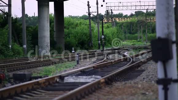 铁路轨道与支柱视频的预览图