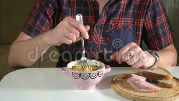 这个人正用叉子吃中国方便面视频的预览图