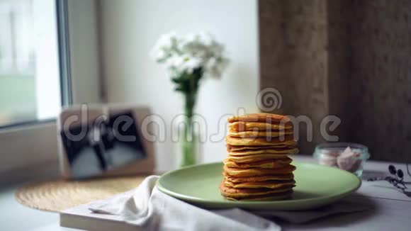 女人把煎饼放在煎饼堆上煎饼早餐视频的预览图