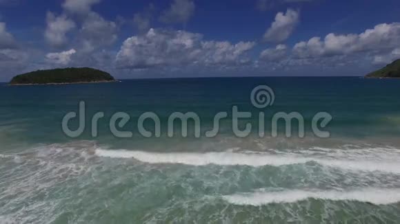 优秀的亚洲海岸和海浪来自无人驾驶飞机视频的预览图