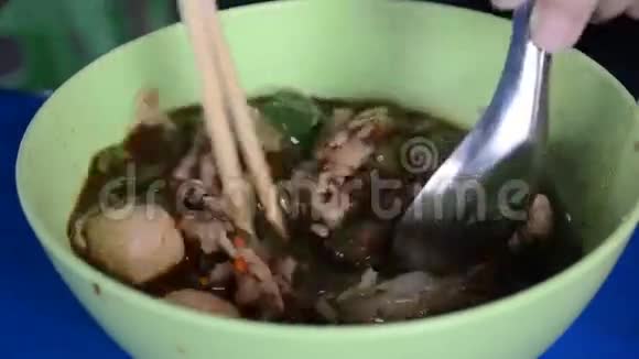 泰国式面条汤视频的预览图