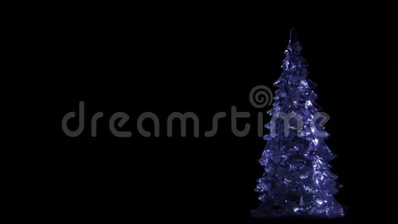圣诞装饰圣诞树在黑色背景上旋转视频的预览图