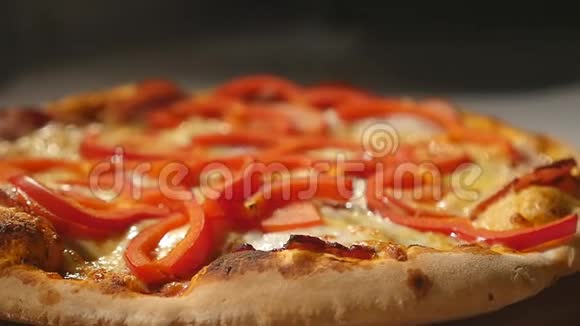 桌上有意大利香肠披萨视频的预览图